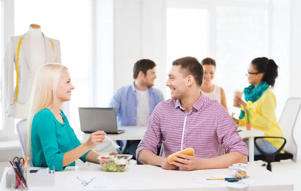 Smiling fashion designers having lunch at office — Stock Photo, Image