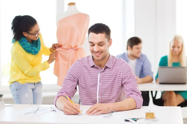 Ofiste çalışan gülümseyen moda tasarımcıları — Stok fotoğraf