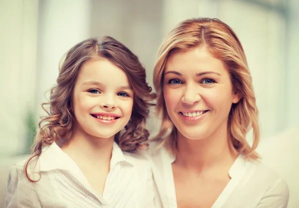 Madre e hija —  Fotos de Stock