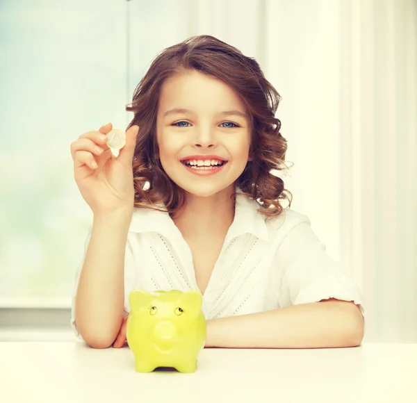 Girl with piggy bank — Stock Photo, Image