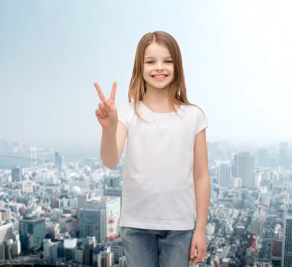 Menina em t-shirt branca mostrando gesto de paz — Fotografia de Stock