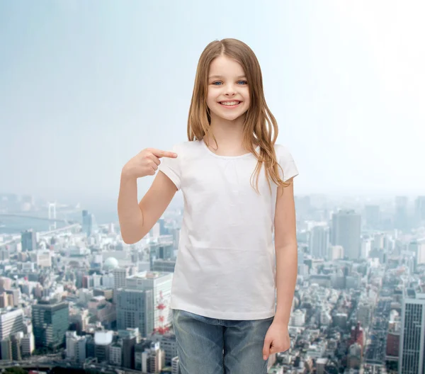 Sorridente bambina in bianco t-shirt — Foto Stock