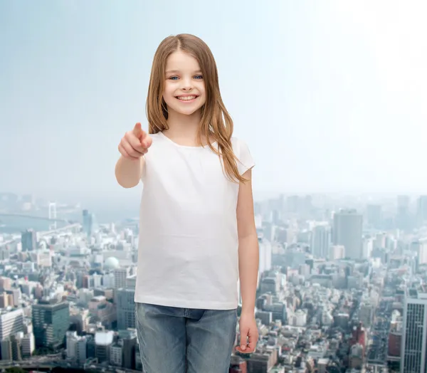 Petite fille en blanc vierge t-shirt pointant vers vous — Photo