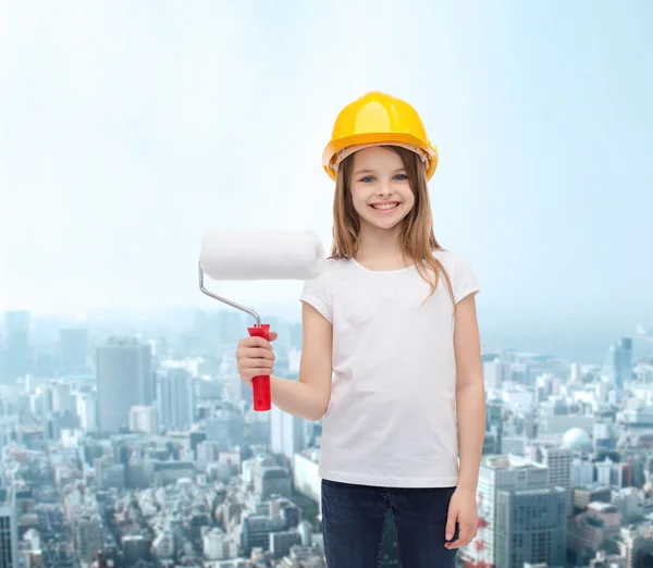 Smiling little girl in helmet with paint roller — Stock Photo, Image