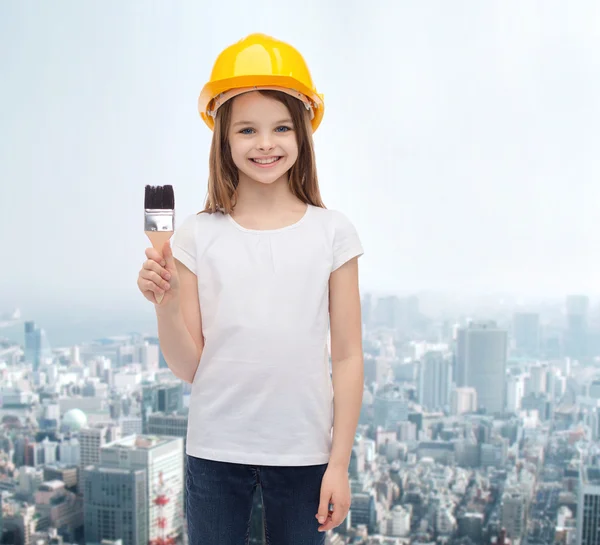 Gülen boya silindiri ile kask, küçük kız — Stok fotoğraf