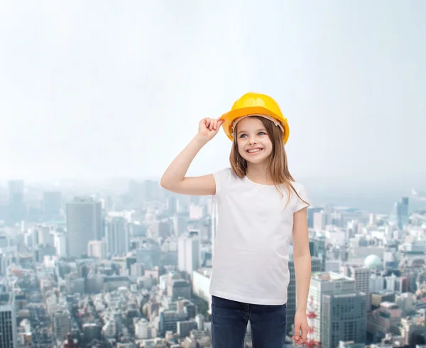 Lächelndes kleines Mädchen mit Schutzhelm — Stockfoto