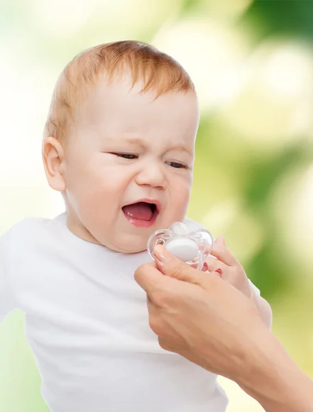 Chorando bebê com manequim — Fotografia de Stock