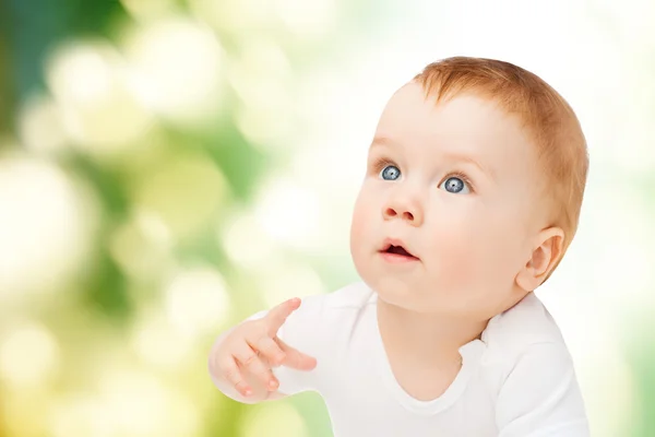 Bebê curioso olhando para cima — Fotografia de Stock