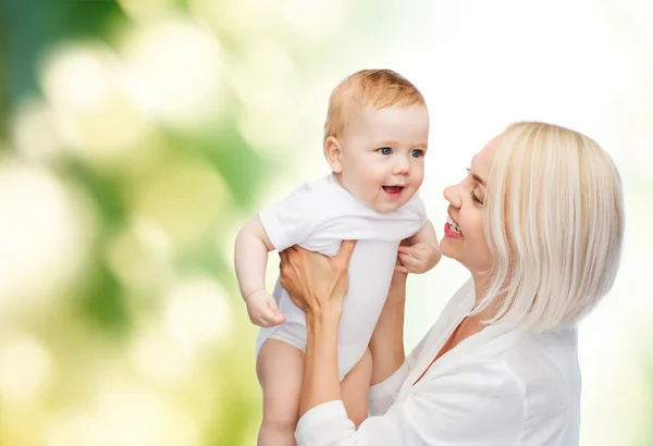 Glad mamma med leende baby — Stockfoto