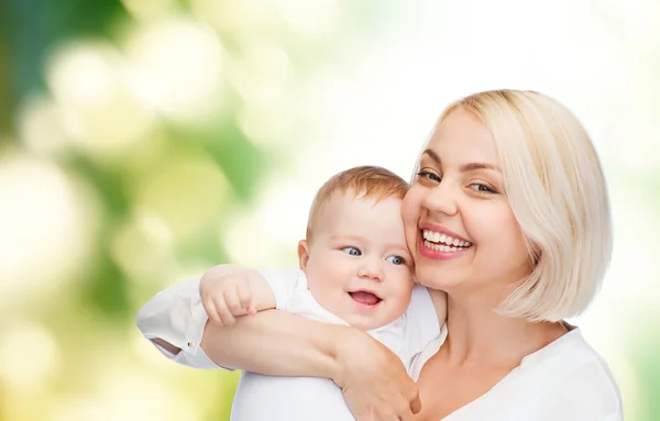 Madre feliz con el bebé sonriente — Foto de Stock