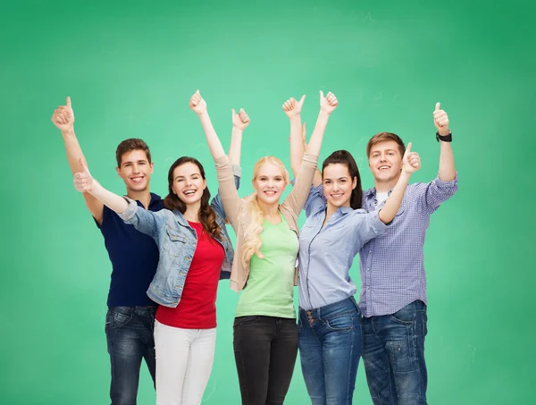 Grupo de estudantes sorrindo mostrando polegares para cima — Fotografia de Stock