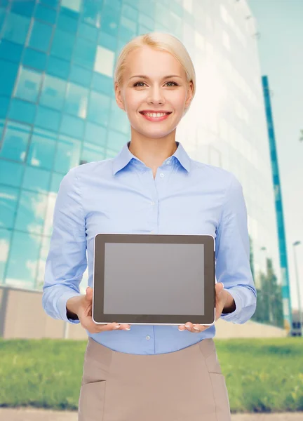 Empresária com tela de tablet preto em branco pc — Fotografia de Stock