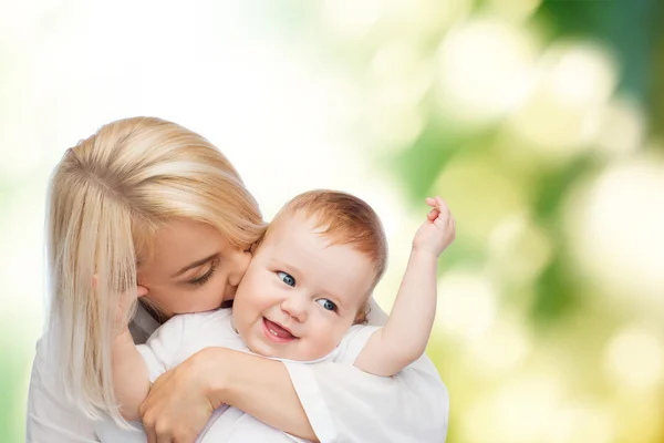 행복 한 어머니 키스 웃는 아기 로열티 프리 스톡 사진