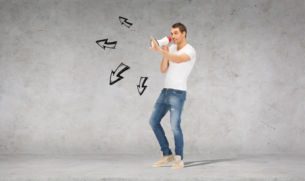 Bel homme avec mégaphone sur le mur de béton — Photo