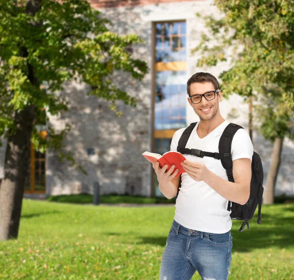 Estudiante viajero con mochila y libro —  Fotos de Stock