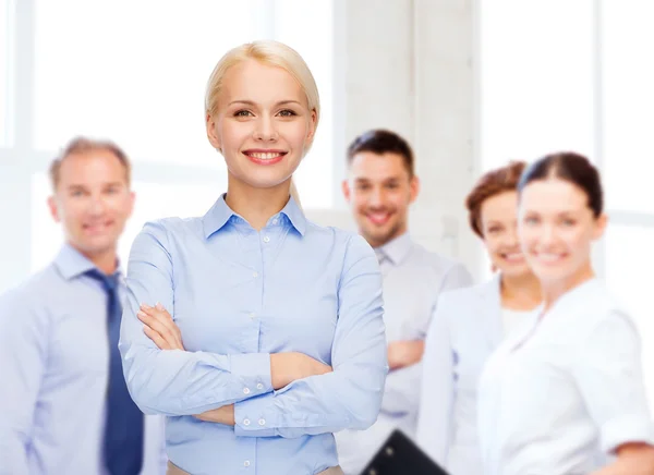 Junge lächelnde Geschäftsfrau mit verschränkten Armen — Stockfoto