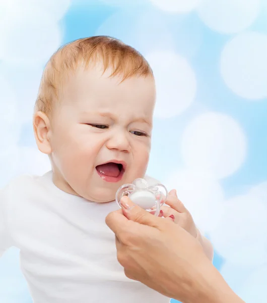 Huilende baby met dummy — Stockfoto