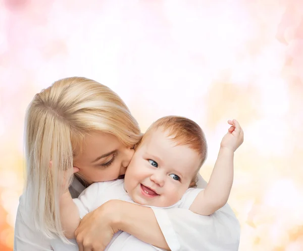 Mãe feliz beijando bebê sorridente — Fotografia de Stock