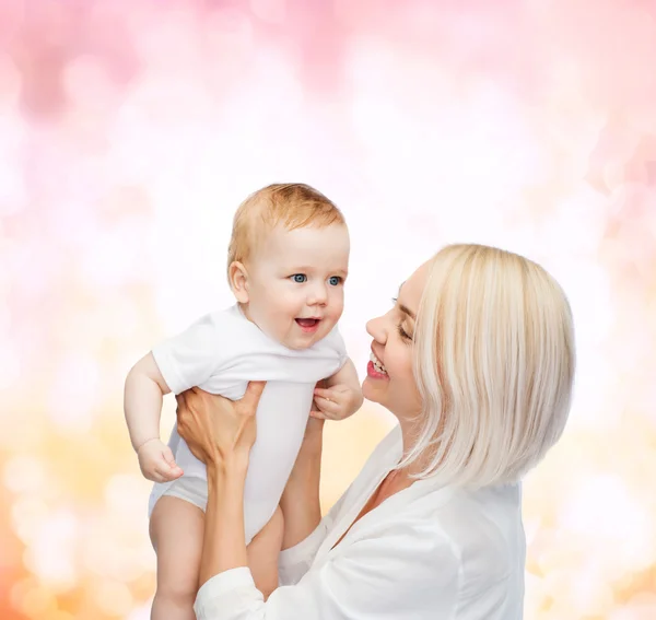 Glückliche Mutter mit lächelndem Baby — Stockfoto