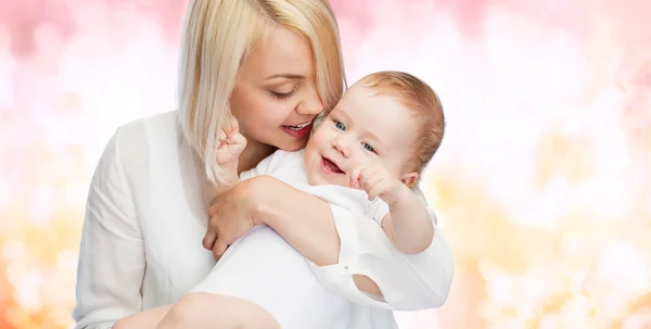 Madre feliz con el bebé sonriente — Foto de Stock