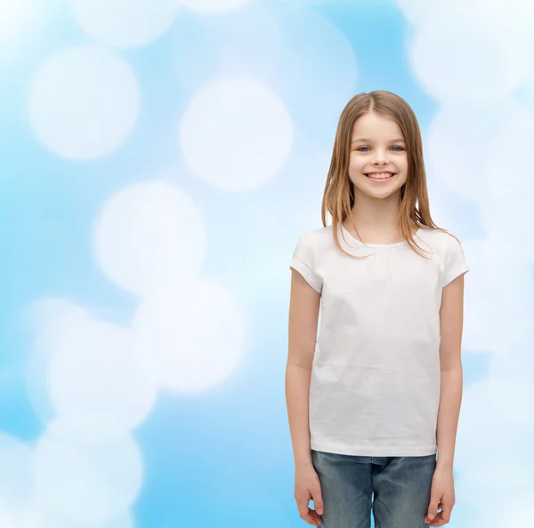 Zâmbind fetiță în alb gol tricou — Fotografie, imagine de stoc