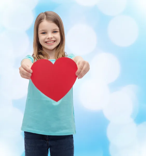 Sorridente bambina dando cuore rosso — Foto Stock