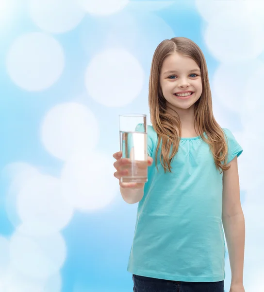 Усміхнена маленька дівчинка дає склянку води — стокове фото