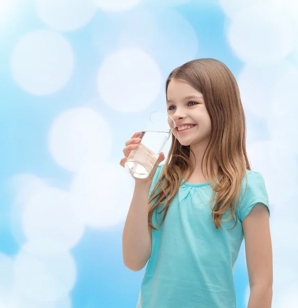 Uśmiechnięta dziewczynka z szklanką wody — Zdjęcie stockowe