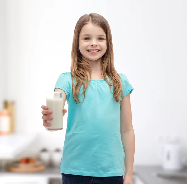 Sorrindo menina dando copo de leite — Fotografia de Stock