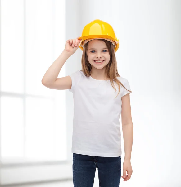 Улыбающаяся маленькая девочка в защитном шлеме — стоковое фото