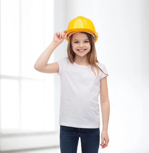 Lachende meisje in beschermende helm — Stockfoto