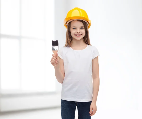 Sorrindo menina no capacete com rolo de tinta — Fotografia de Stock