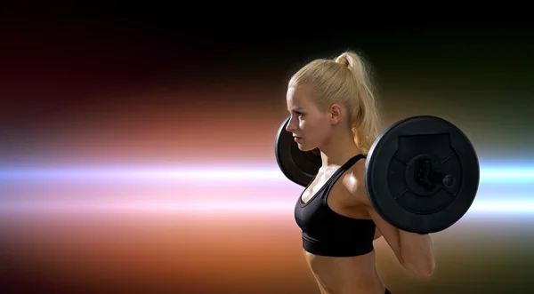 Mulher desportiva exercendo com barbell — Fotografia de Stock