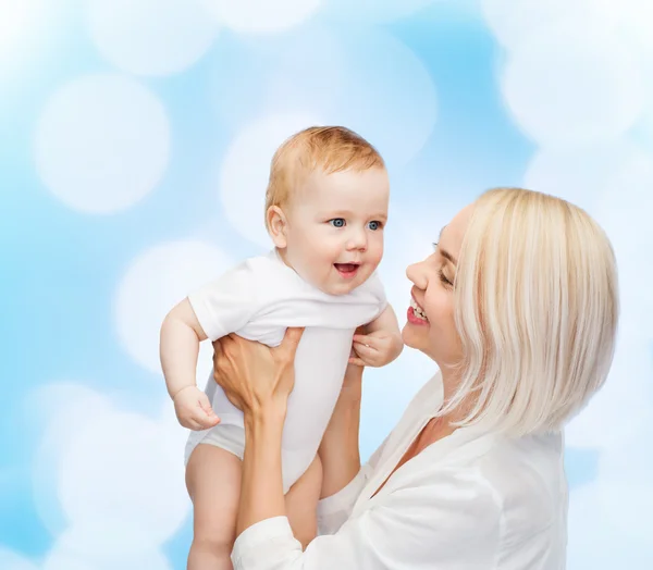 Madre feliz con el bebé sonriente Imagen De Stock