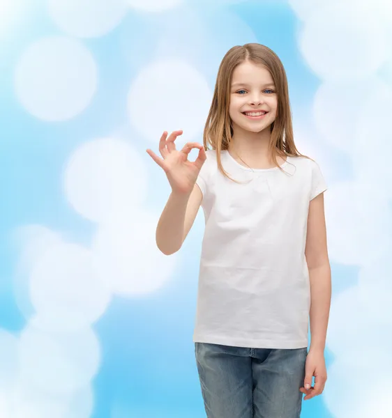 Dziewczynka w biały t-shirt Wyświetlono ok gest Zdjęcia Stockowe bez tantiem