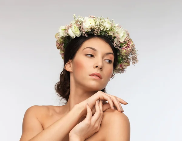 Vrouw dragen krans van bloemen — Stockfoto