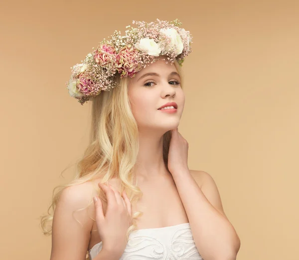 Mulher usando coroa de flores — Fotografia de Stock