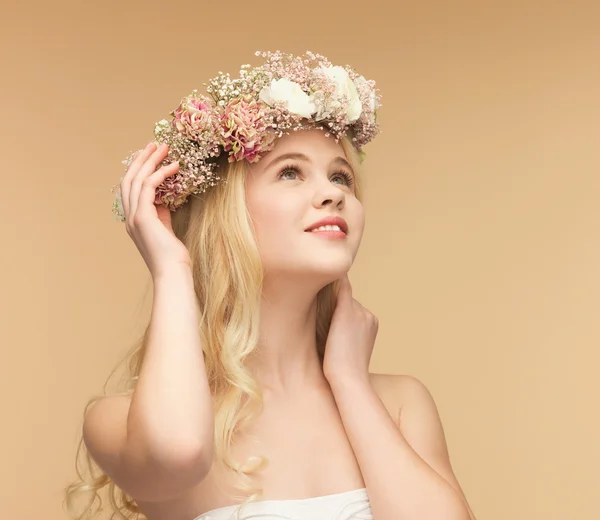 Mujer con corona de flores —  Fotos de Stock