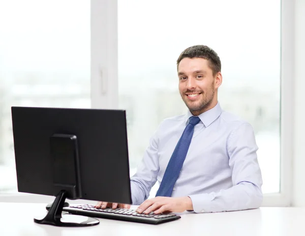 Usměvavý obchodník nebo student s počítačem — Stock fotografie