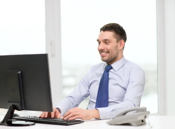 Uomo d'affari o studente sorridente con il computer — Foto Stock