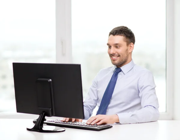 Homem de negócios sorridente ou estudante com computador — Fotografia de Stock