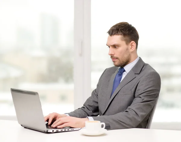 Homem de negócios ocupado com laptop e café — Fotografia de Stock