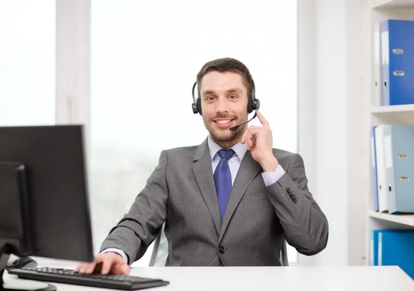 Operador de línea de ayuda con auriculares y computadora —  Fotos de Stock