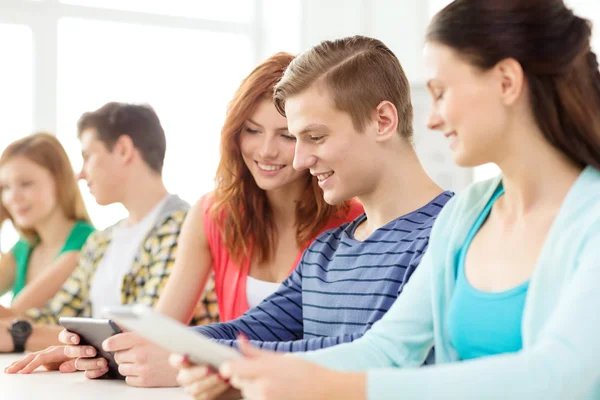 Étudiants souriants avec tablette PC à l'école — Photo