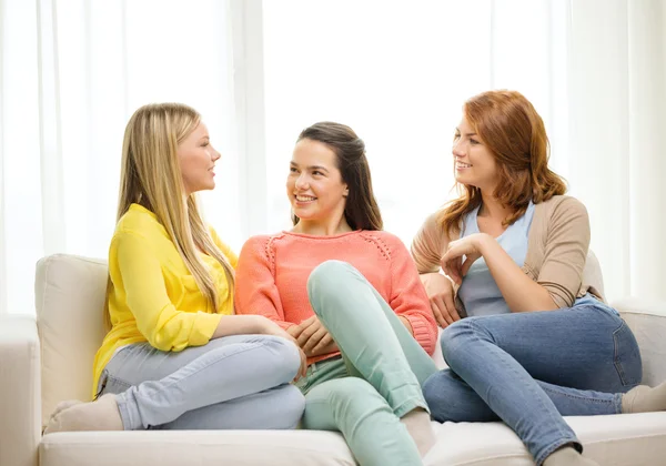 Tre amiche che fanno una chiacchierata a casa — Foto Stock