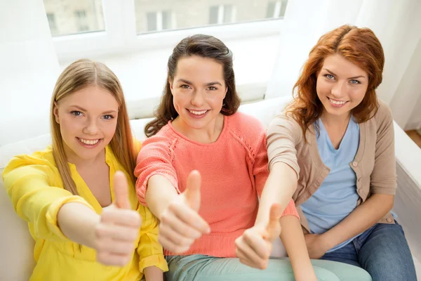 Drie vriendinnen zien duimen omhoog thuis — Stockfoto