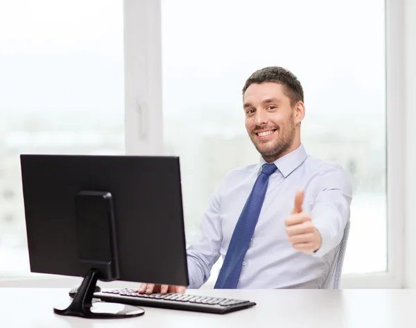 Homem de negócios sorridente ou estudante com computador Imagem De Stock