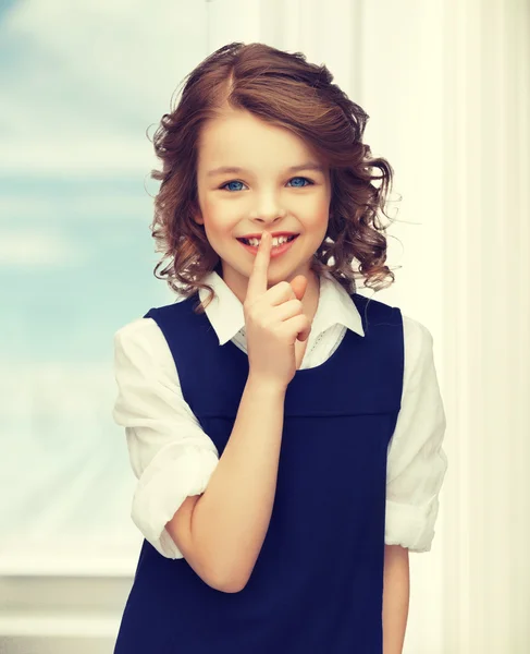 Pre-adolescente chica mostrando silencio gesto — Foto de Stock