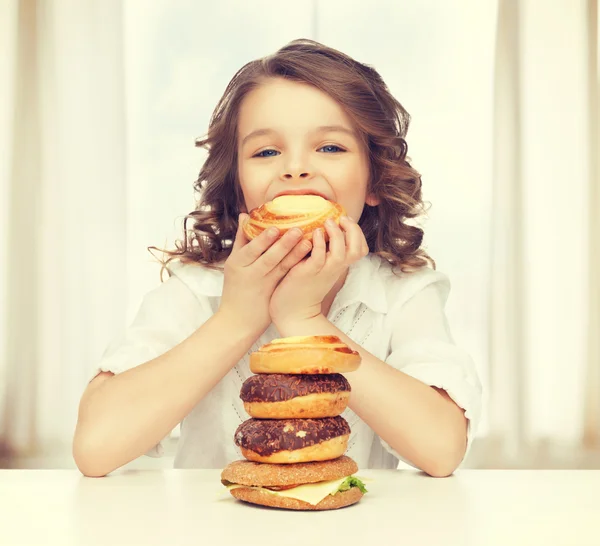 Chica con comida chatarra — Foto de Stock