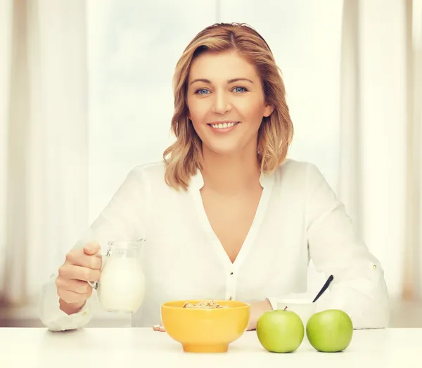Vrouw met gezond ontbijt — Stockfoto